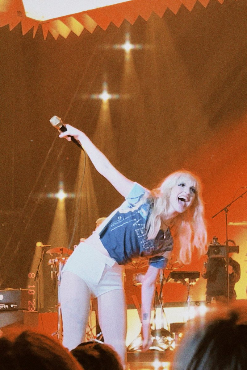 paceyjen's tweet photo. got some mooooreeee ๐ซก #paramoreSeattle https://t.co/yLNIXWPkxp