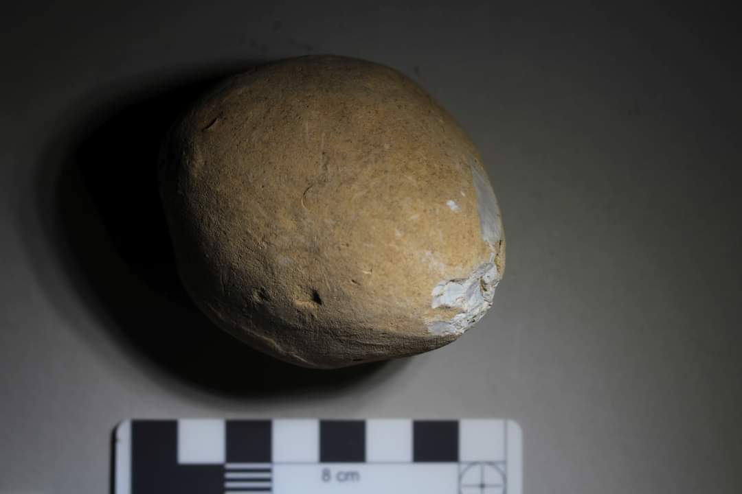 BtnHoveAS's tweet image. Day 3 (Weds) off or #BigDig: Much of the fill from the large "flint pit" has been removed.  We have had more interesting finds, including what may be antler &amp;amp; another hammerstone in the "flint pit."  Many more features are now appearing across the site. 
#RockyClump #archaeology