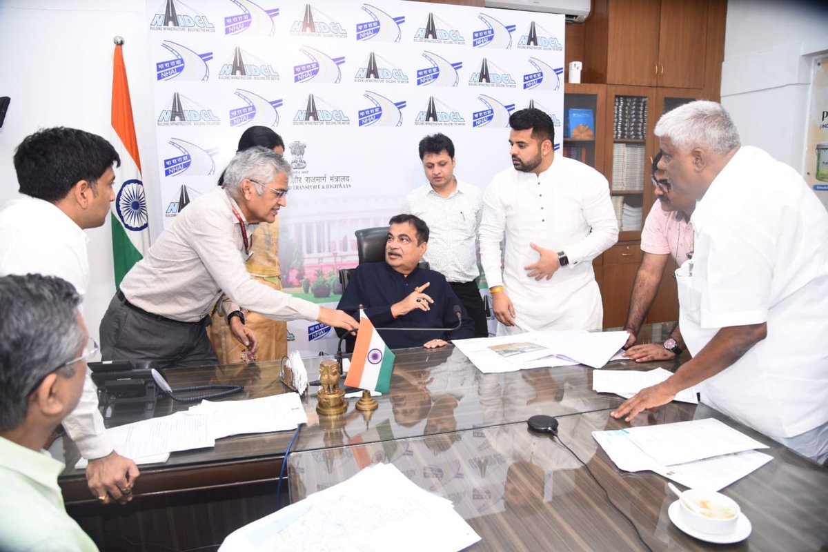 iPrajwalRevanna's tweet photo. ಹೊಳೆನರಸೀಪುರ ಶಾಸಕರು ಹಾಗೂ ಮಾಜಿ ಸಚಿವರಾದ ಶ್ರೀ ⁦@hd_revanna⁩ ರವರ ಜೊತೆ ದೆಹಲಿಯಲ್ಲಿ ಕೇಂದ್ರ ರಸ್ತೆ ಮತ್ತು ಹೆದ್ದಾರಿ ಸಚಿವರಾದ ಶ್ರೀ ⁦@nitin_gadkari⁩ ಅವರನ್ನು ಭೇಟಿಯಾಗಿ ಹಾಸನ ಜಿಲ್ಲೆಯ ವಿವಿಧ ರಸ್ತೆ ಕಾಮಗಾರಿಗಳ ಕಾರ್ಯಾರಂಭ ಹಾಗೂ ಅಭಿವೃದ್ಧಿ ಕುರಿತು ಚರ್ಚೆ ನಡೆಸಿದೆ. https://t.co/wLTKcPtOwT