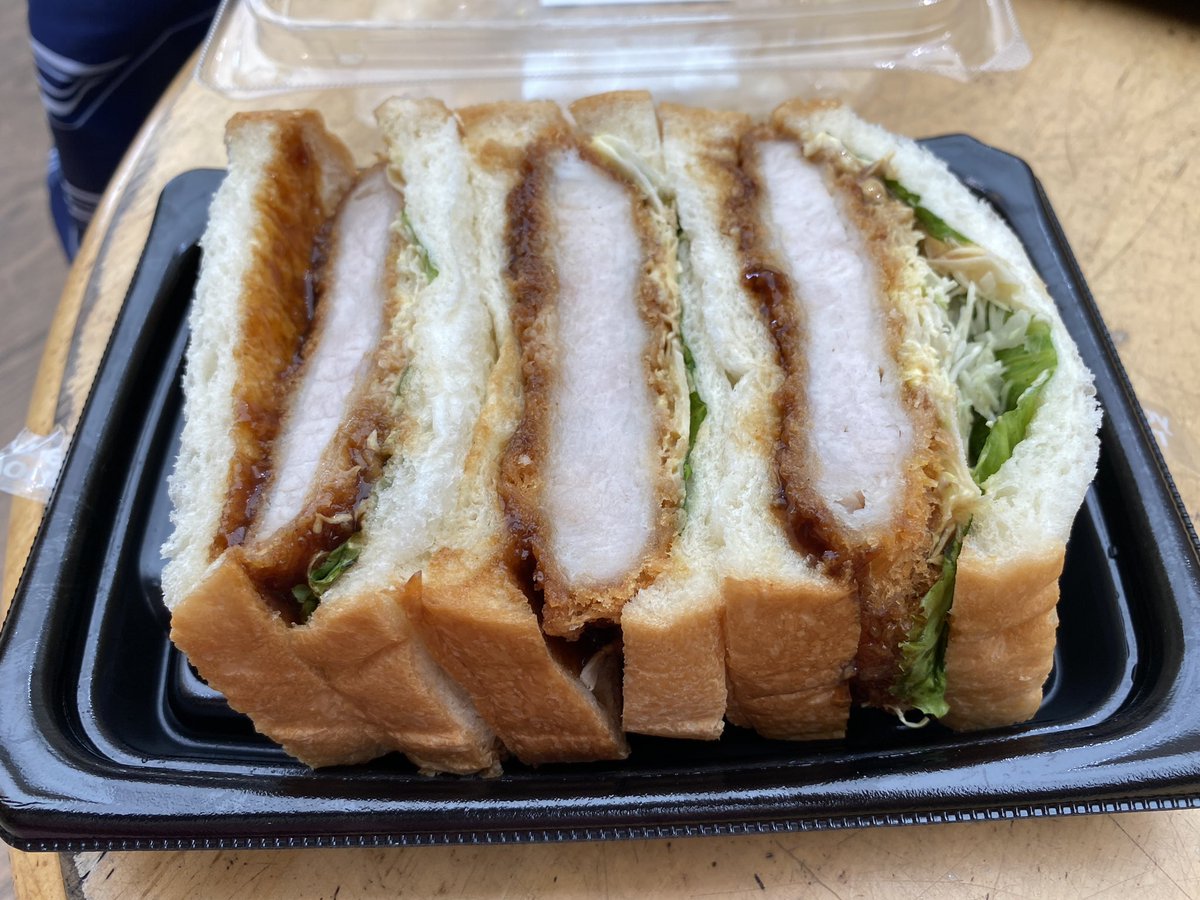 gorilla_kan3's tweet photo. 「ゆめタウン」で売ってた
パストラミポークサンド🥪とカツサンド🥪
美味しかった〜😋
＃ツイモンお肉部 https://t.co/mNcpP2QgTH