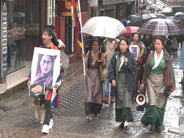 تبتی این جی اوز بین الاقوامی قیدیوں کے انصاف کے دن کے موقع پر موم بتی کی روشنی کا اہتمام کرتی ہیں۔

  بین الاقوامی قیدیوں کے انصاف کے دن پر، تین تبتی این جی اوز بشمول طالبات برائے مفت تبت انڈیا (SFT)، تبت خواتین کی ایسوسی ایشن اور تبت کی نیشنل ڈیموکریٹک پارٹی (NDPT) نے مشترکہ طور…