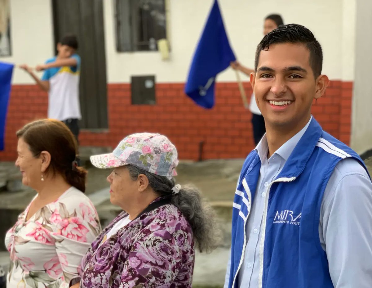 Nicolasth08's tweet photo. ¡Continuamos nuestro recorrido por #Circasia! 

Hoy, a pesar de la lluvia, llegamos al barrio Fundadores, dónde compartimos una divertida tarde con todos los líderes y simpatizantes del @PartidoMIRA. 

#ConcejoCircasia - MIRA 2 ✌🏼
#AsambleaQuindío - MIRA 52 ✌🏼 https://t.co/Dyg3VHqMQb