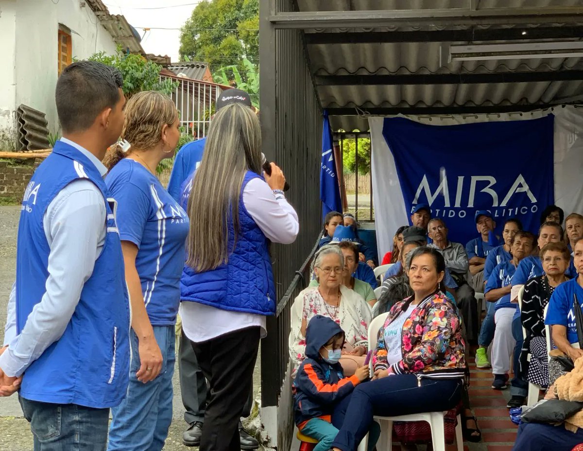 Nicolasth08's tweet photo. ¡Continuamos nuestro recorrido por #Circasia! 

Hoy, a pesar de la lluvia, llegamos al barrio Fundadores, dónde compartimos una divertida tarde con todos los líderes y simpatizantes del @PartidoMIRA. 

#ConcejoCircasia - MIRA 2 ✌🏼
#AsambleaQuindío - MIRA 52 ✌🏼 https://t.co/Dyg3VHqMQb