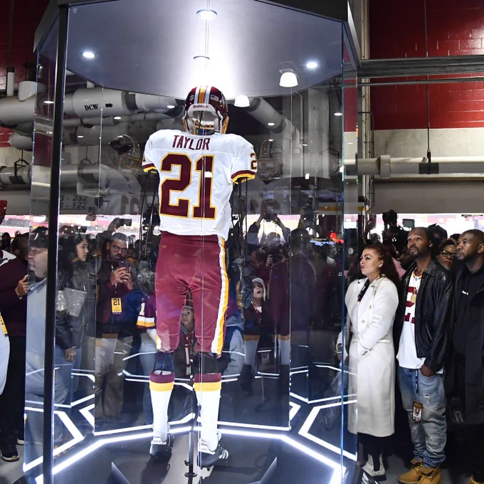 Washington Commanders need to give Sean Taylor a better statue. I think this should be done soon by the new ownership 🤷

Agree or Disagree?
