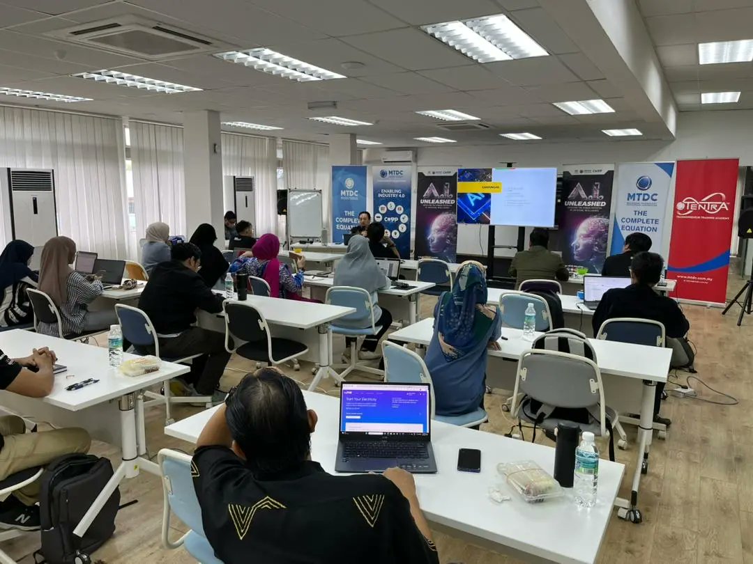 mtdcmalaysia's tweet image. The training was attended by working professionals, university researchers, and inventors to kickstart their business ventures.

Have you registered for other Co9P® AI Unleashed trainings? Register here tentramaya.com/co9p-ai/!

#mtdcmalaysia #co9p #AIUnleashed #MOSTI