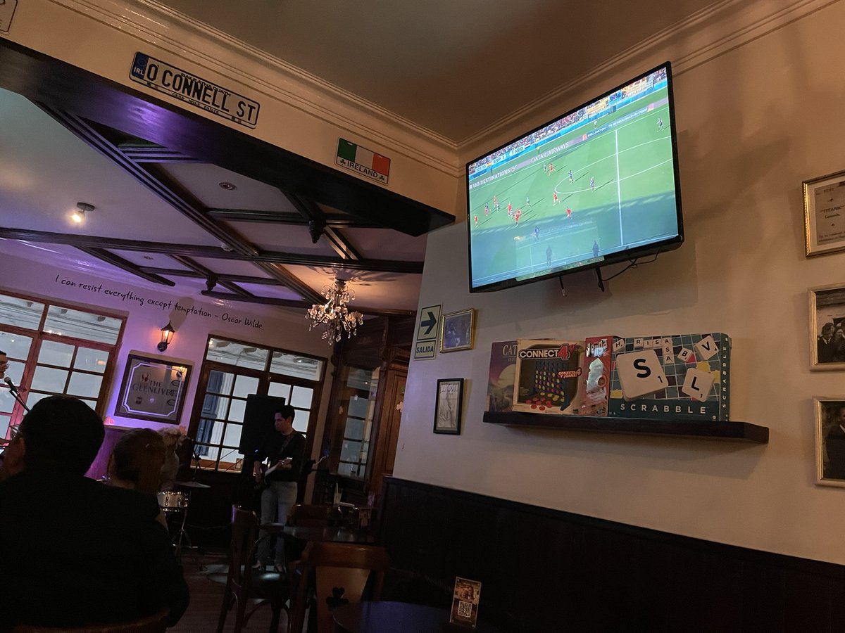 jong_arjan's tweet photo. In Peru, in een Irish pub, #ESPNED kijken. Met op de achtergrond een band die speelt een Englishman in New-York..

Hoe internationaal wil je het hebben. https://t.co/zX07wavShq