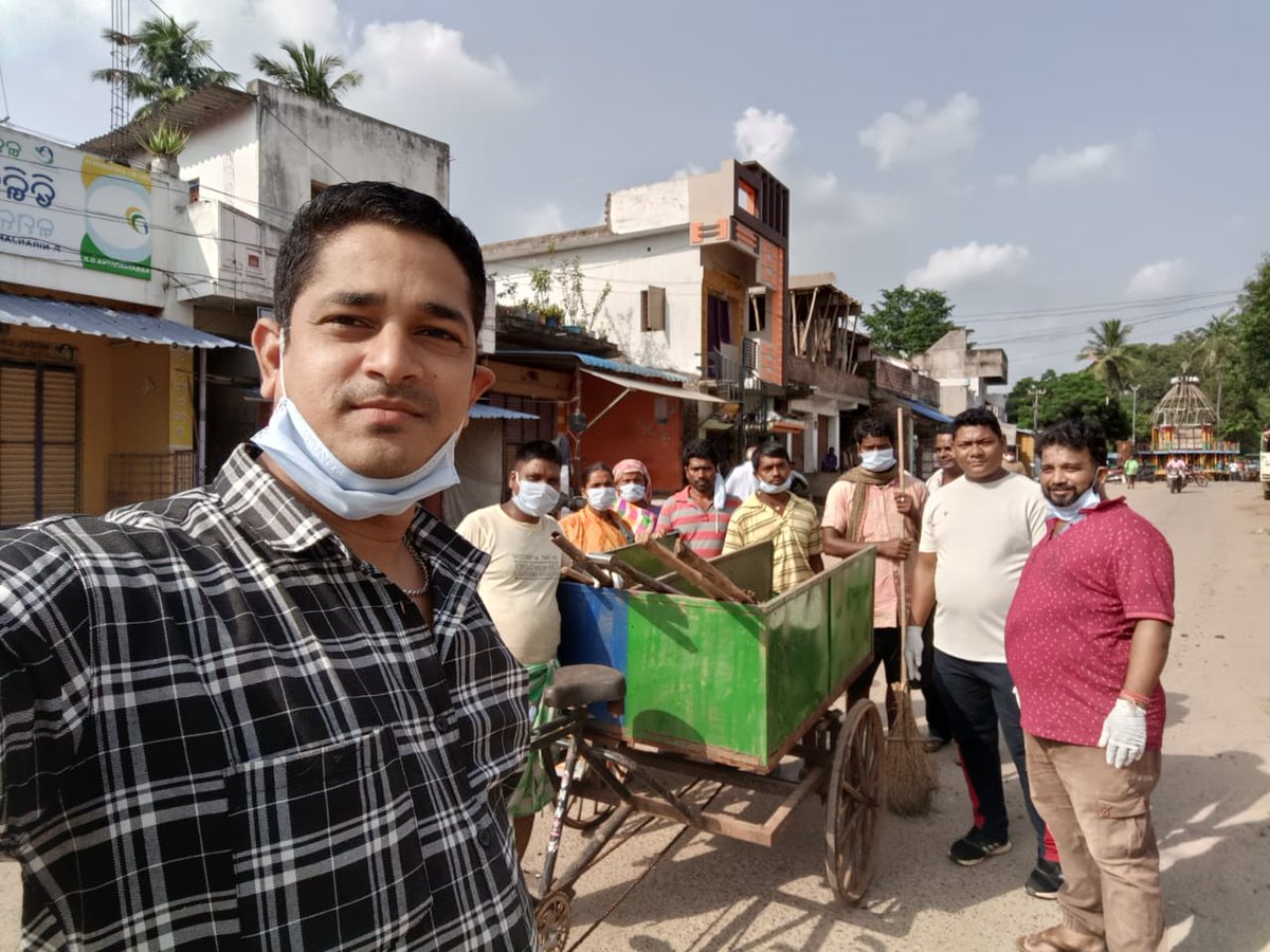 TNarayanpatna's tweet photo. Participation of Narayanpatna Tahasil staff in mass cleaning activities of Narayanpatna town on 11.08.2023. 

@dmkoraput https://t.co/i9CajAimKM