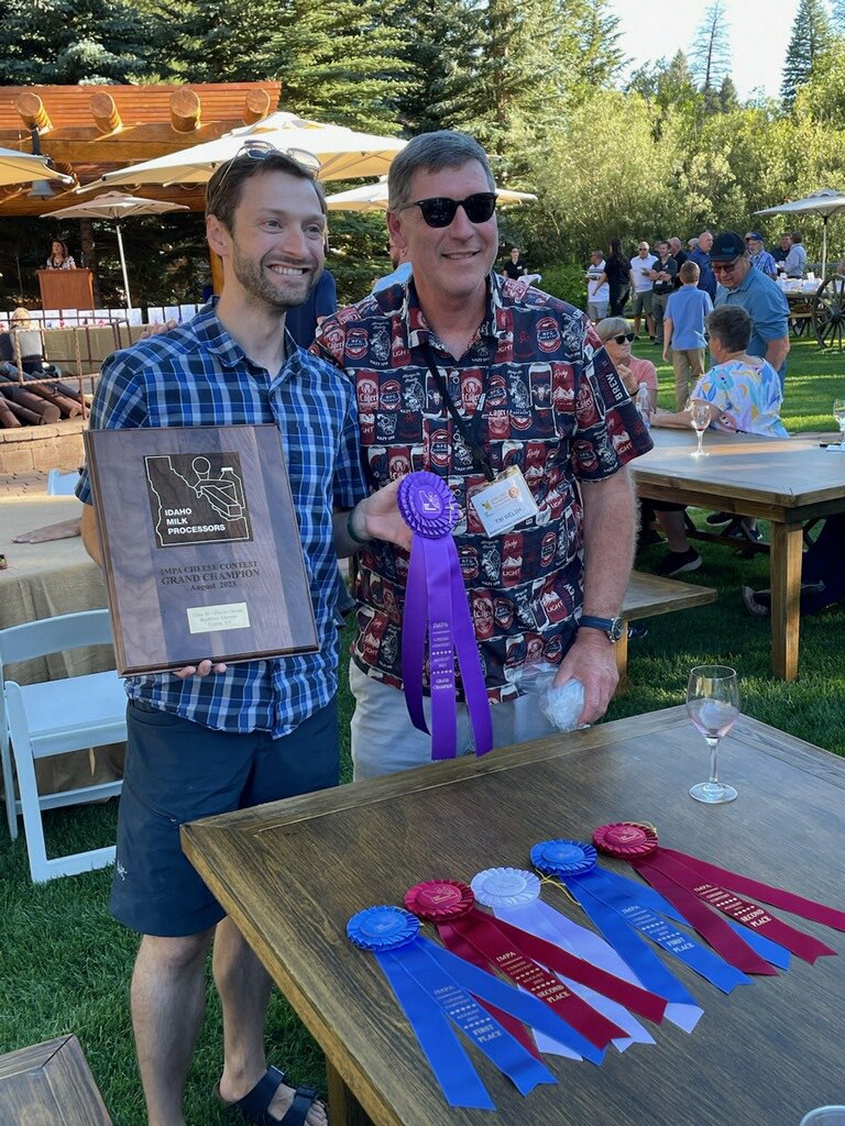 beehivecheese's tweet photo. Barely Buzzed just won BEST IN SHOW in Sun Valley at the Idaho Milk Processors comp! 🙌🏼 https://t.co/VCMTMFoqiJ