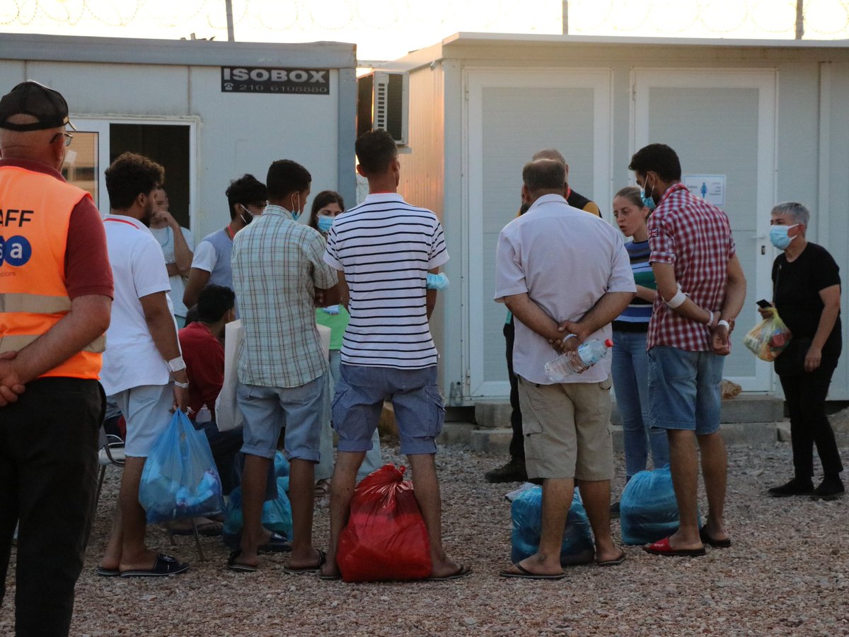 Ayuda por favor !!!!!!

Campo de Malakasa 352 personas nuevas trasladadas desde Lesbos y 50 provenientes de un naufragio de la isla Falkonera que no reciben ni recibirán comida.