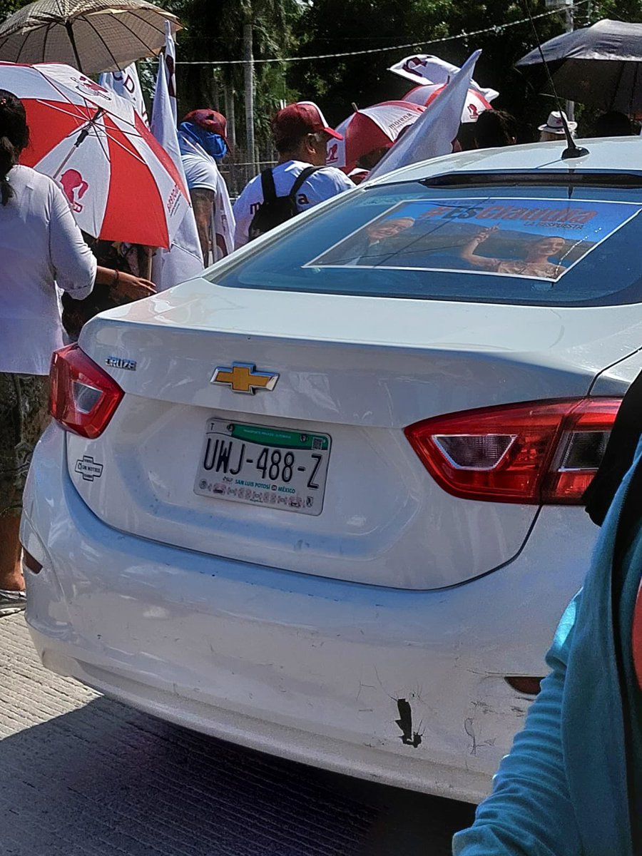 OSWALDORIOSM's tweet photo. CORRUPTOS MUERTOS DE HAMBRE

En el evento de promoción de @Claudiashein en Ciudad Valles, #SLP se utilizó este auto con placas UWJ-488-Z, PROPIEDAD del @CongresoEdoSLP, pero DESCARADAMENTE rotulado con propaganda de @PartidoMorenaMx y @lopezobrador_.

Esto constituye un delito:
PECULADO y al tratarse de un hecho de corrupción es calificado como GRAVE.

¿Quién es el legislador muerto de hambre al que le asignaron el vehículo oficial y lo usa para movilizar gente a los mítines de su partido y como mampara ambulante? 

Nada más y nada menos que @CuauhtliBadillo, inútil e improductivo diputado plurinominal que recientemente amenazó diciendo que “Morena y el Verde arrasarán” en SLP.

¿”Arrasar” es usar puercamente los recursos públicos de manera obscena en favor de su partido? 

¡Habráse visto tanta porquería y tanto cinismo! Ojalá la @FiscaliaSLP inicie una carpeta de investigación de oficio y este grotesco abuso no quede impune.