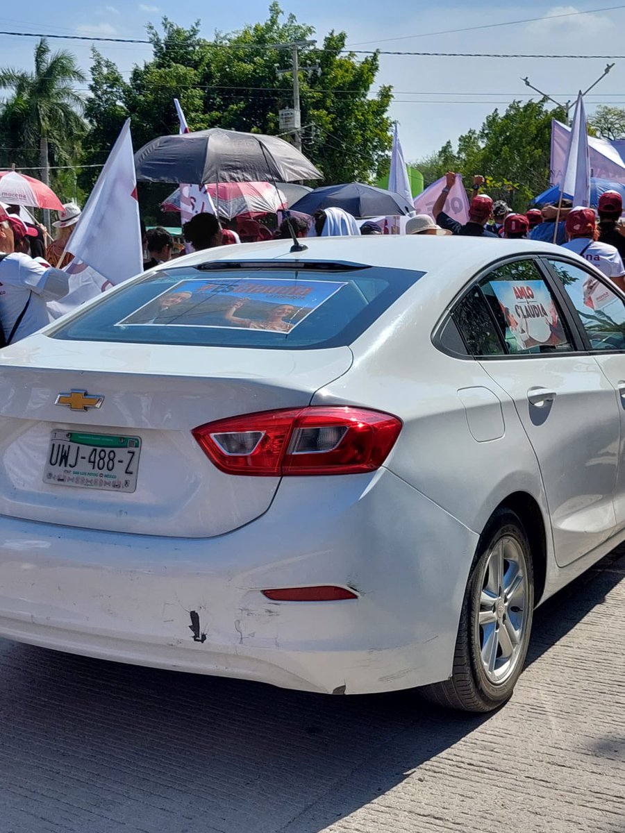 OSWALDORIOSM's tweet photo. CORRUPTOS MUERTOS DE HAMBRE

En el evento de promoción de @Claudiashein en Ciudad Valles, #SLP se utilizó este auto con placas UWJ-488-Z, PROPIEDAD del @CongresoEdoSLP, pero DESCARADAMENTE rotulado con propaganda de @PartidoMorenaMx y @lopezobrador_.

Esto constituye un delito:
PECULADO y al tratarse de un hecho de corrupción es calificado como GRAVE.

¿Quién es el legislador muerto de hambre al que le asignaron el vehículo oficial y lo usa para movilizar gente a los mítines de su partido y como mampara ambulante? 

Nada más y nada menos que @CuauhtliBadillo, inútil e improductivo diputado plurinominal que recientemente amenazó diciendo que “Morena y el Verde arrasarán” en SLP.

¿”Arrasar” es usar puercamente los recursos públicos de manera obscena en favor de su partido? 

¡Habráse visto tanta porquería y tanto cinismo! Ojalá la @FiscaliaSLP inicie una carpeta de investigación de oficio y este grotesco abuso no quede impune.