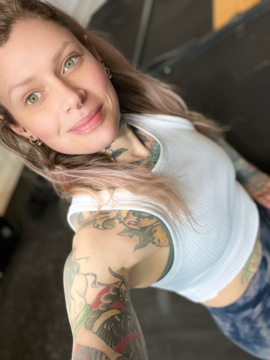 sarah_spite's tweet photo. Decent Friday session featuring some heavy-ish squats. 

#onlyfans_girl #onlyfansbabe #weightlifter #weightlifting #inkedgirls #inked #girlswithtattoos https://t.co/ICO8I3R97C