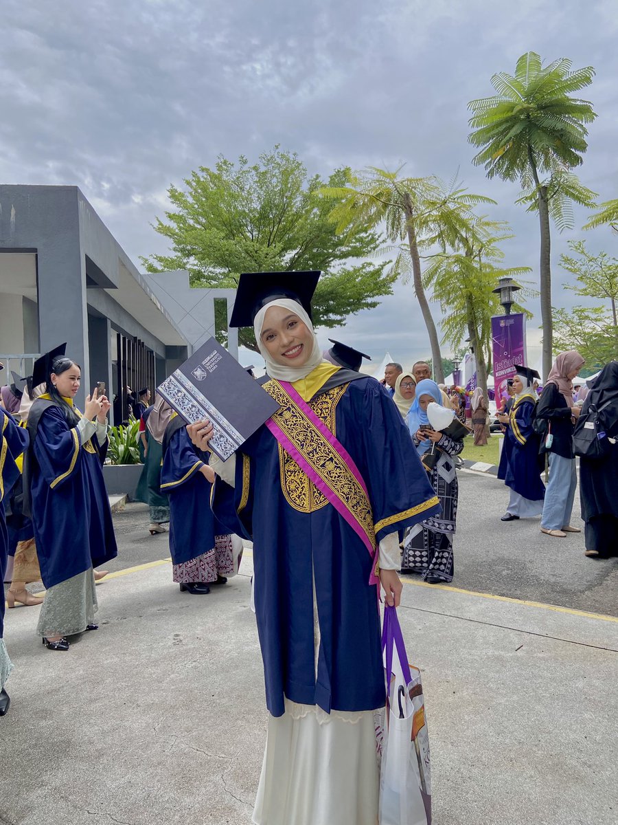 dyahstansall's tweet photo. Officially graduated with first class, ANC and best graduate award. 

finally proved to everyone that being a kpop stan is not that bad and actually it helped me a lot. svt was my exit and go to therapy when i was too overwhelmed during my degree 🫶🏻💖💎 https://t.co/5OD9lleLgQ