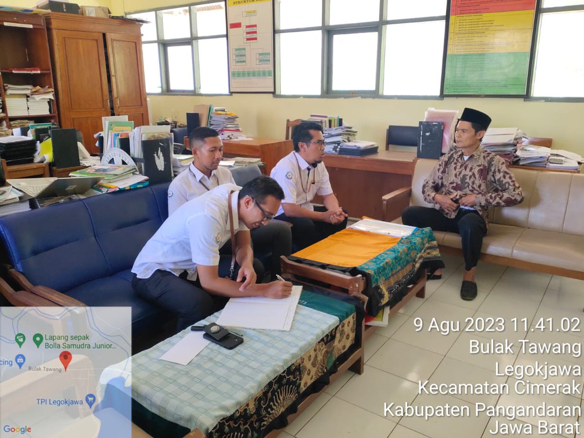 pusriskel's tweet photo. Pangandaran (9/8/23) Tim #PIAMARI melakukan koordinasi terkait roadshow edukasi dan sosialisasi mitigasi  bencana laut pesisir, di sekolah-sekolah tingkat SMA dan SMP yang  tersebar di pesisir #Pangandaran
@kkpgoid @bppsdm_kp @hendrasiry #KKPThrive https://t.co/v2q69urkXH