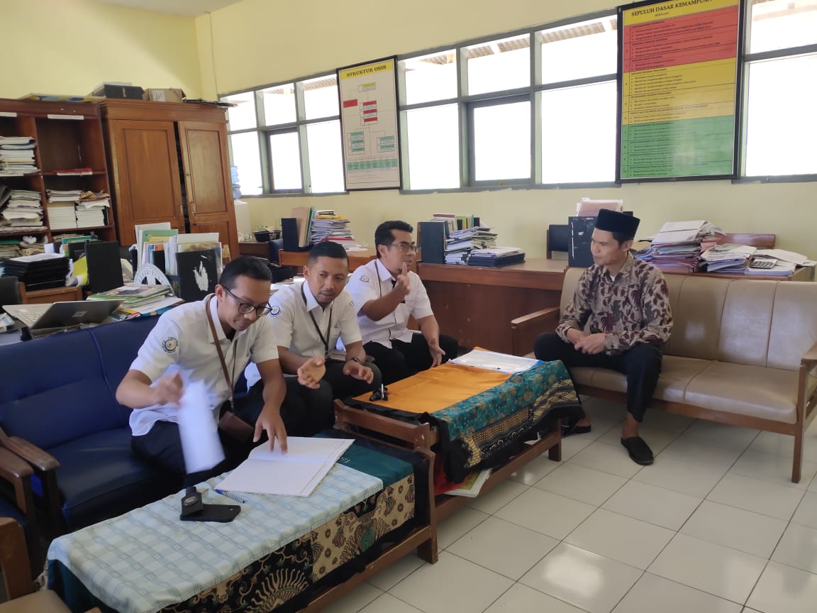 pusriskel's tweet photo. Pangandaran (9/8/23) Tim #PIAMARI melakukan koordinasi terkait roadshow edukasi dan sosialisasi mitigasi  bencana laut pesisir, di sekolah-sekolah tingkat SMA dan SMP yang  tersebar di pesisir #Pangandaran
@kkpgoid @bppsdm_kp @hendrasiry #KKPThrive https://t.co/v2q69urkXH