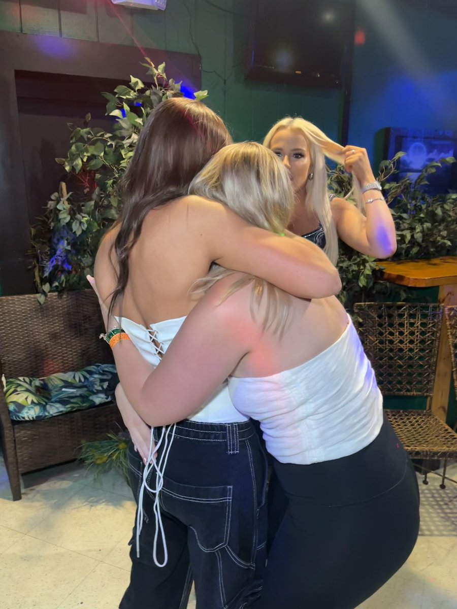 MakennaTodd1's tweet photo. I MET TANA AND BROOKE OMFG AHHHH @tanamongeau @jeffwittek @mikemajlak #cancelled #tanamongeau #cancelledpodcast #toadsplace #newhaven https://t.co/tjVS4pdTig