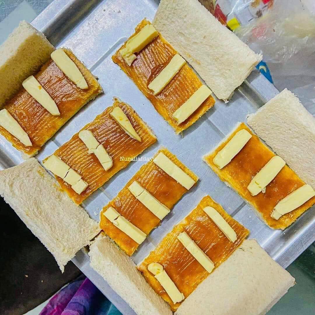 DailyMakan's tweet photo. Resipi Roti Bakar Sebiji Kopitiam! 🧇🍞
✨Bahan-Bahan:
- roti Gardenia – ikutlah brand apa-apapun.
- butter – brand Buttercup pun boleh. Sis guna jenama Farm Cows
- kaya https://t.co/FHoMuRsZ7g