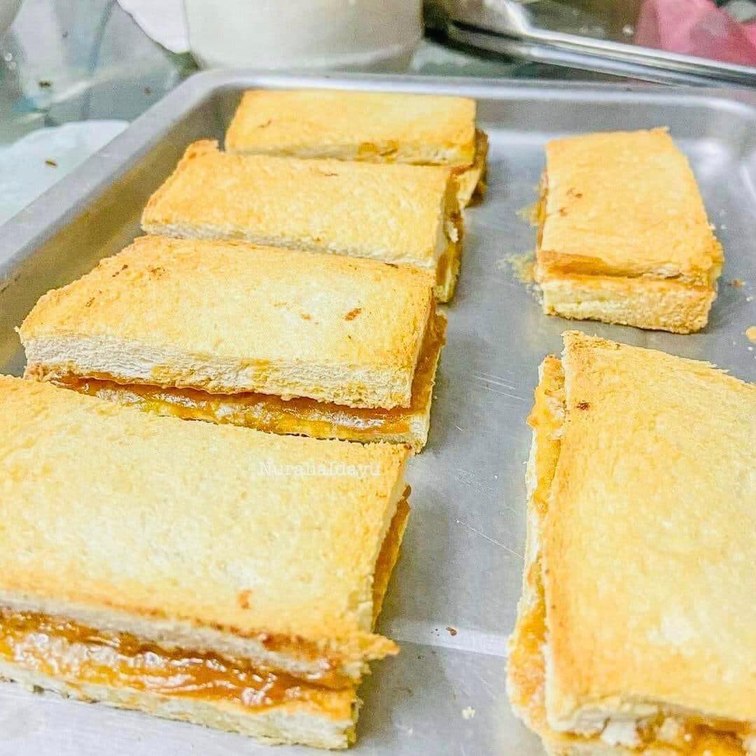 DailyMakan's tweet photo. Resipi Roti Bakar Sebiji Kopitiam! 🧇🍞
✨Bahan-Bahan:
- roti Gardenia – ikutlah brand apa-apapun.
- butter – brand Buttercup pun boleh. Sis guna jenama Farm Cows
- kaya https://t.co/FHoMuRsZ7g