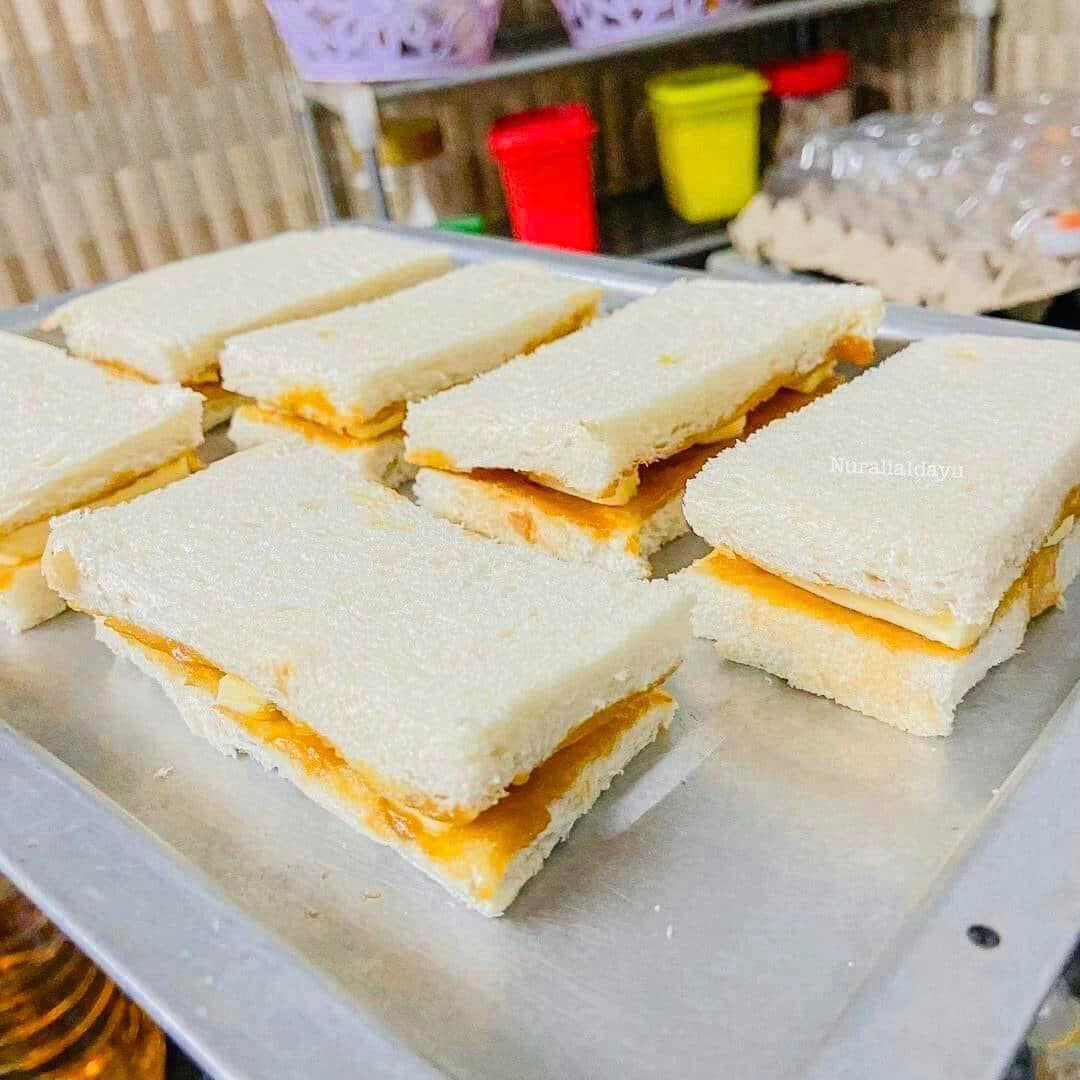 DailyMakan's tweet photo. Resipi Roti Bakar Sebiji Kopitiam! 🧇🍞
✨Bahan-Bahan:
- roti Gardenia – ikutlah brand apa-apapun.
- butter – brand Buttercup pun boleh. Sis guna jenama Farm Cows
- kaya https://t.co/FHoMuRsZ7g
