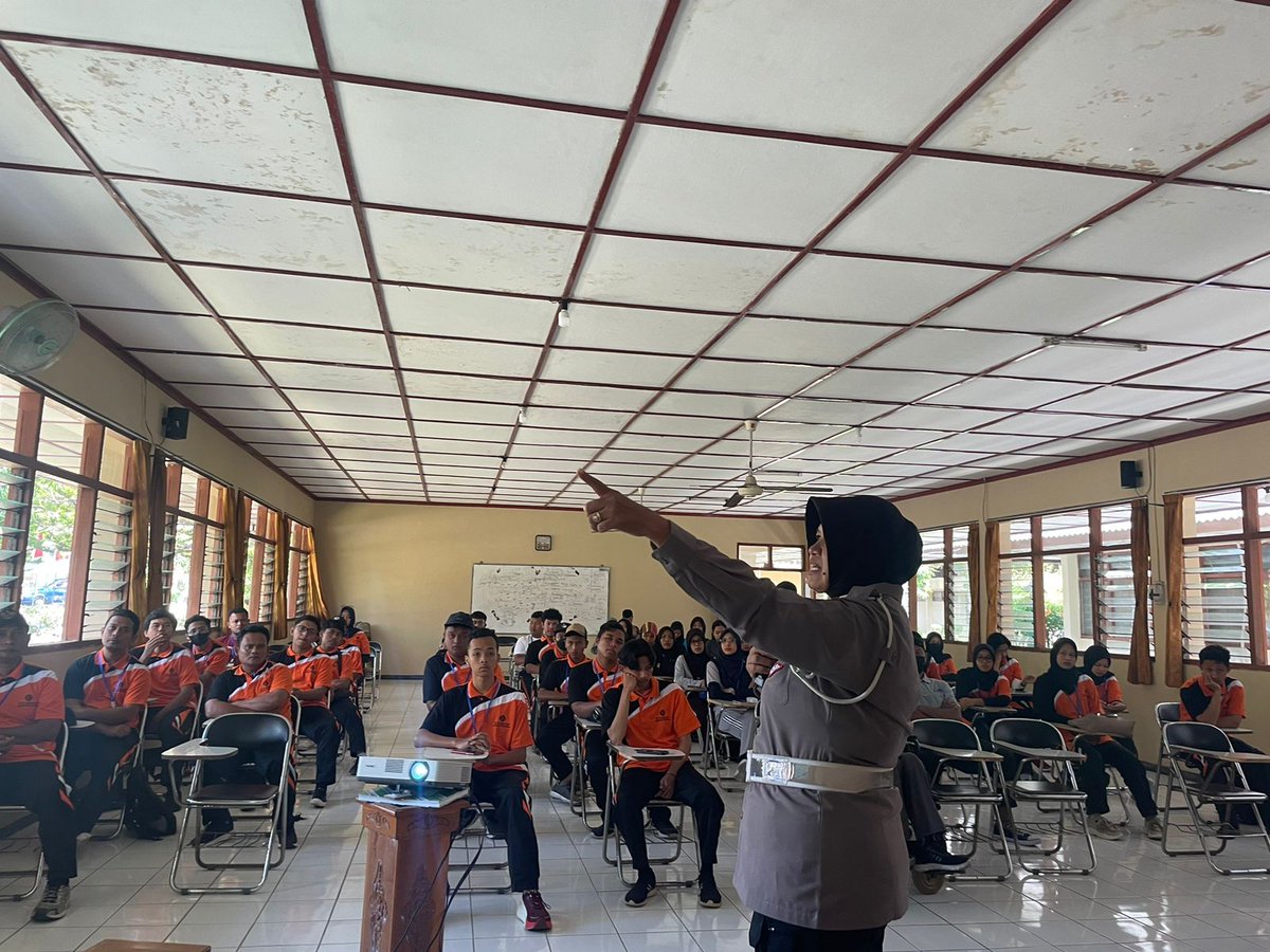 PolwanGK's tweet photo. Anggota Polwan Polsek Wonosari Polres Gunungkidul melaksanakan pembinaan dan penyuluhan tertib lalu lintas kepada 80 peserta pelatihan berbasis kompetensi yang diselenggarakan oleh UPT BLK Gunungkidul. https://t.co/3JnxbdZgqu