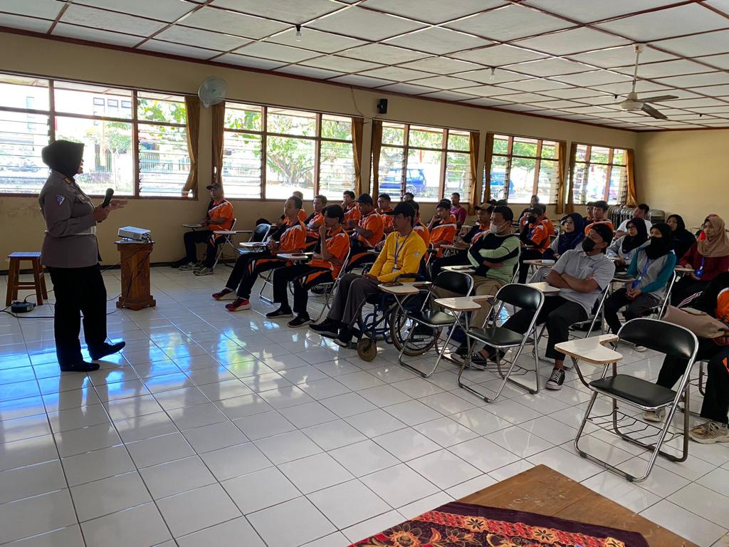 PolwanGK's tweet photo. Anggota Polwan Polsek Wonosari Polres Gunungkidul melaksanakan pembinaan dan penyuluhan tertib lalu lintas kepada 80 peserta pelatihan berbasis kompetensi yang diselenggarakan oleh UPT BLK Gunungkidul. https://t.co/3JnxbdZgqu