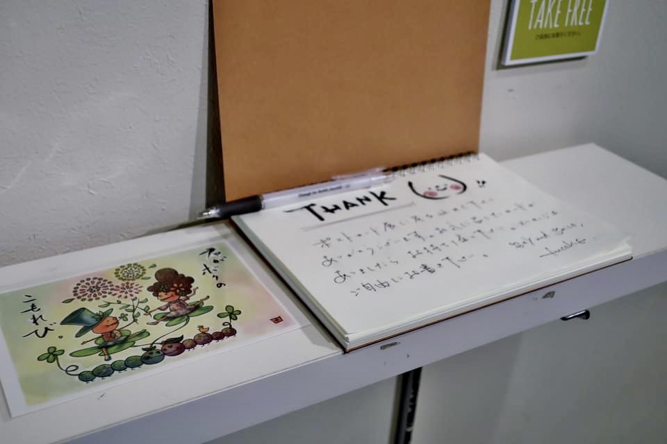 yo_ko_n's tweet photo. 三連休一番の楽しみはフッチーの個展鑑賞🌟
「こもれび」の歌詞の間に散りばめられた彩りの豊かさに心癒され…
今日の記念に頂いたカードはやっぱりコレ🤟
フッチー!素敵な素敵なポストカード展有り難うございます❣️
何度でも通いたくなりました〜😊
#fucchiE
#ポストカード
#全国手話研修センター https://t.co/Ftd5U3xe01