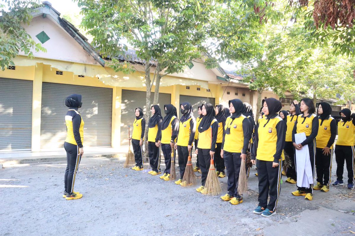 PolwanGK's tweet photo. Polwan Polres Gunungkidul melaksanakan kegiatan Bakti Sosial kerja bakti bersih-bersih pasar dalam rangka Hari Ulang Tahun Polwan ke 75 tahun 2023. Bakti Sosial dengan kegiatan membersihkan area pasar Besole Wonosari Gunungkidul https://t.co/fmW3FqPLV8