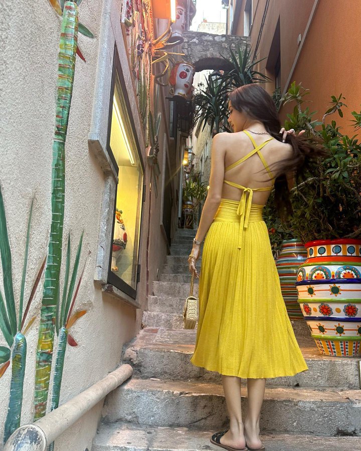VisitSicilyNow's tweet photo. Lisa of #BLACKPINK soaking up the stunning beauty of Sicily! 🇮🇹✨ From the enchanting streets of Taormina to the breathtaking views, her latest Instagram photos have us all wanderlusting for Italy! 📸🍋 #LisaInSicily #VisitSicilyNow image courtesy of @BLACKPINK Lisa instagram https://t.co/yGm6QeRzkG