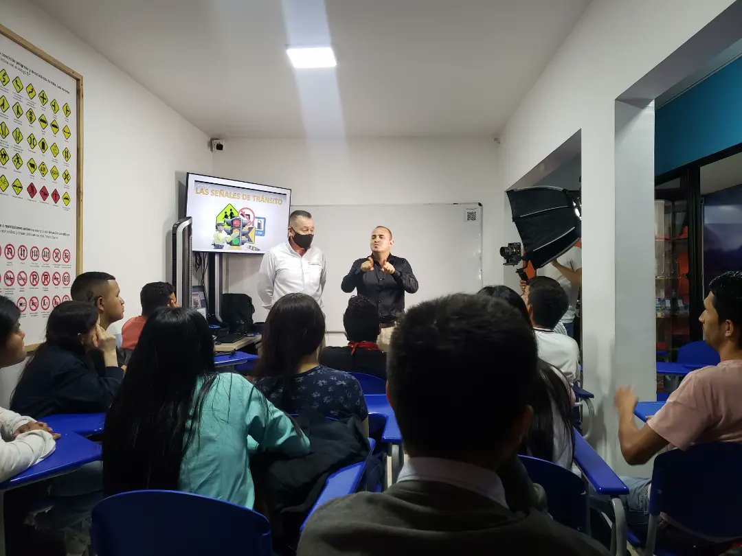 asopesorp's tweet photo. hoy el cual es de gran ayuda poder entender como funcionan las señales de tránsito,  y la importancia de cuidar la salud integral de los ciudadanos en el momento de conducir también agradecemos por brindar el servicio de interpretación y promover la inclusión social de las sordas https://t.co/boniQq44wg