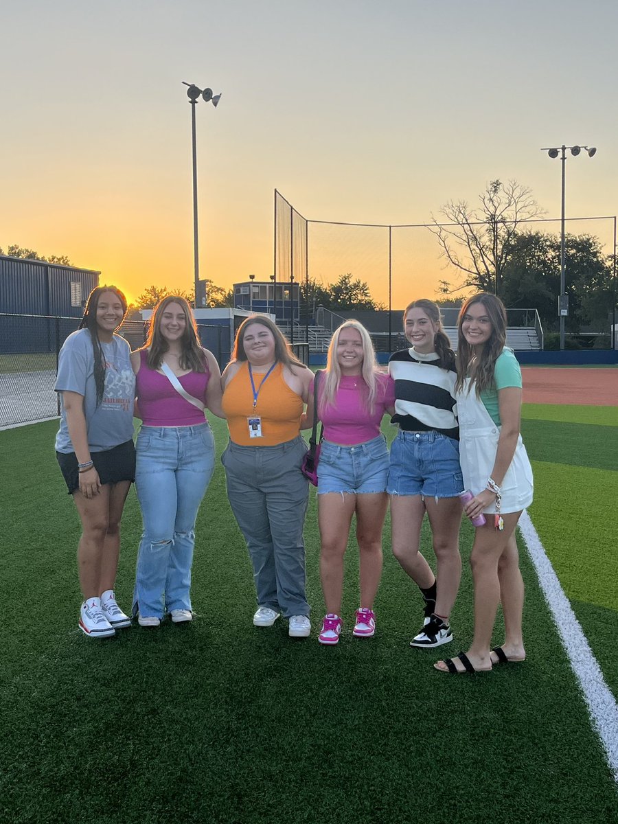 MooreLionsAT's tweet photo. Happy first day back to school from the MHS Athletic Training Student Aides ❤️🦁💙 https://t.co/4NKWiRiFwp