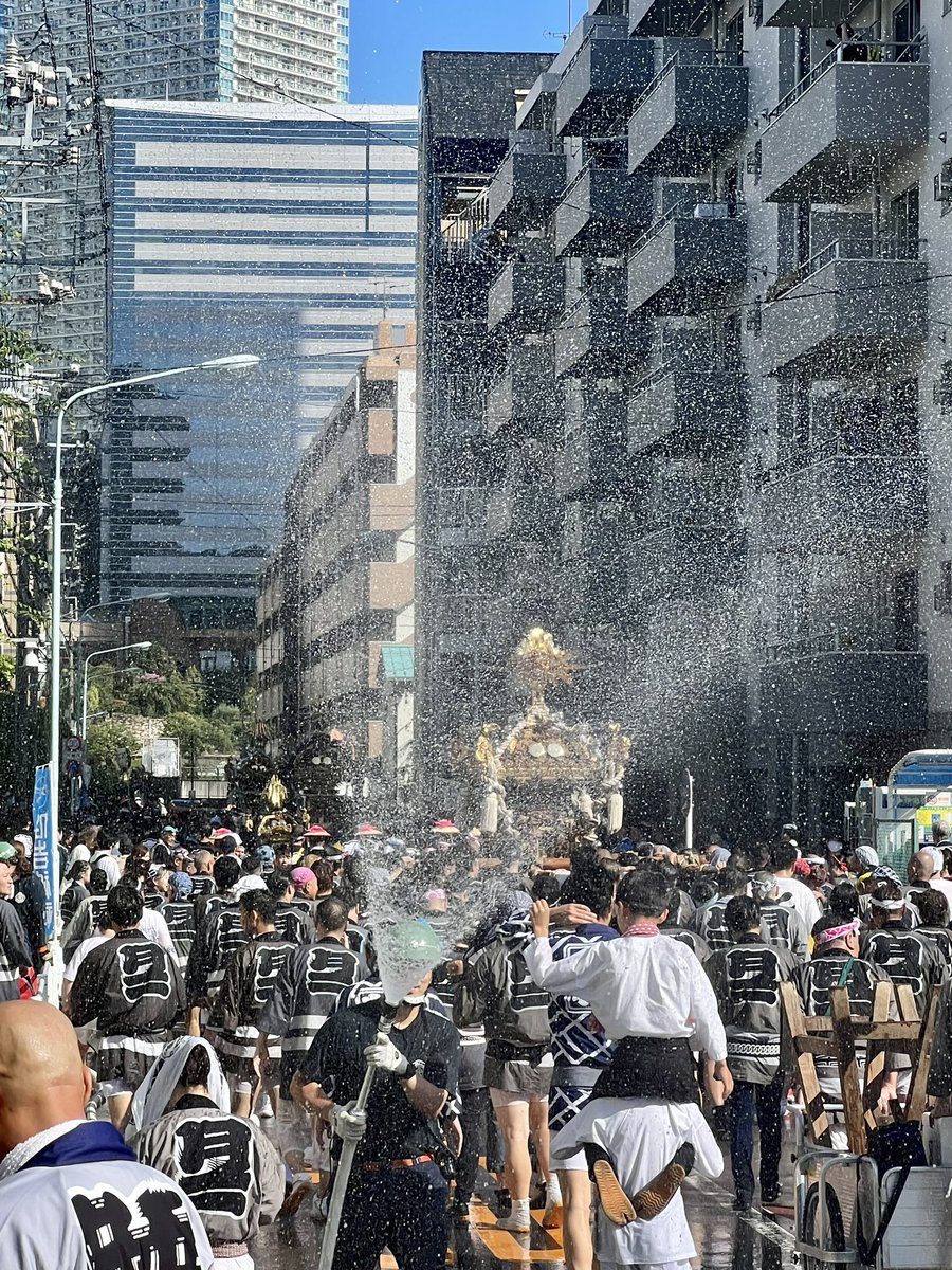 Marushigeya's tweet photo. 東京の佃にて　その1

住吉神社例祭
お家の近くに御神輿が‼️
感動です🤩

#住吉神社
#佃島 https://t.co/wyVveTsdYn