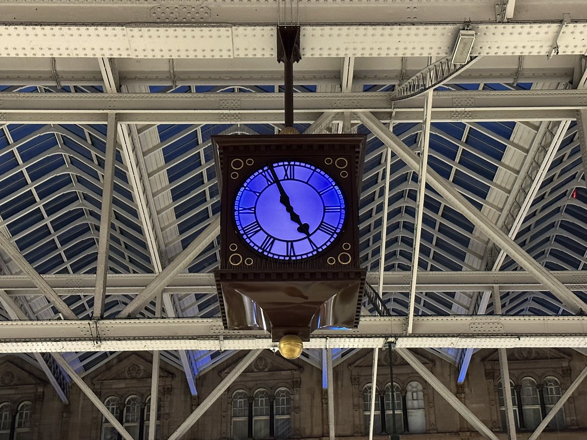 AmandaJDee's tweet photo. Glasgow Central Station is absolutely gorgeous at this time of the morning. #clock #glasgowcentral #glasgowcentralstation #fivetofive https://t.co/YXbngPIjdd