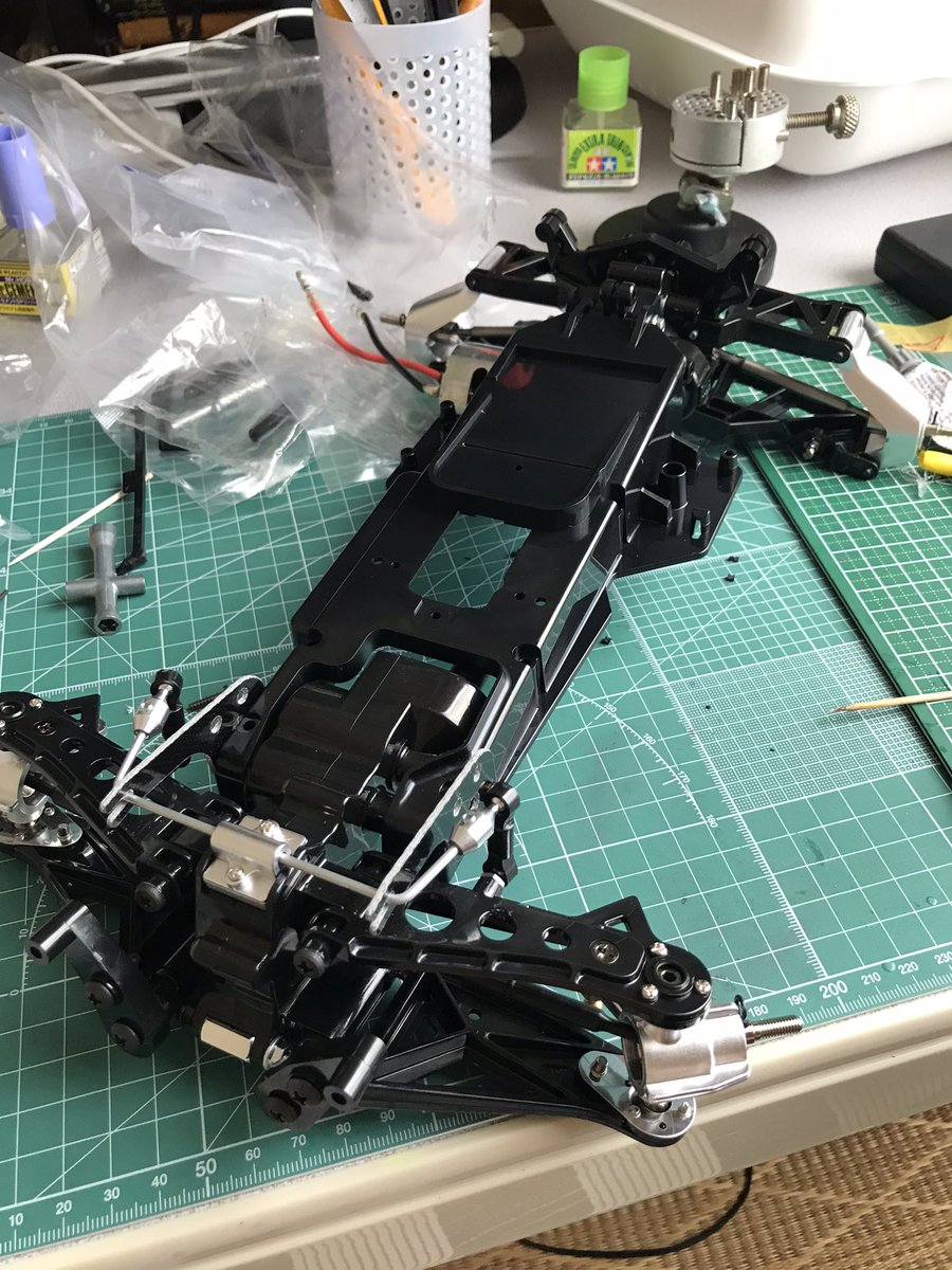 rogertheplamo's tweet photo. シャーシにくっつきました。 https://t.co/ZHa3WLAeV2