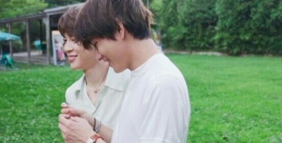 vminnightsky's tweet photo. “you are                            “i used to 
       my                 🤝🏻.         make you
four-leaf clover”             laugh the most” https://t.co/d9gPqEX9bk