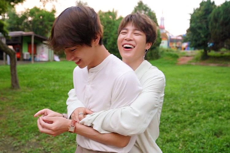 vminnightsky's tweet photo. “you are                            “i used to 
       my                 🤝🏻.         make you
four-leaf clover”             laugh the most” https://t.co/d9gPqEX9bk