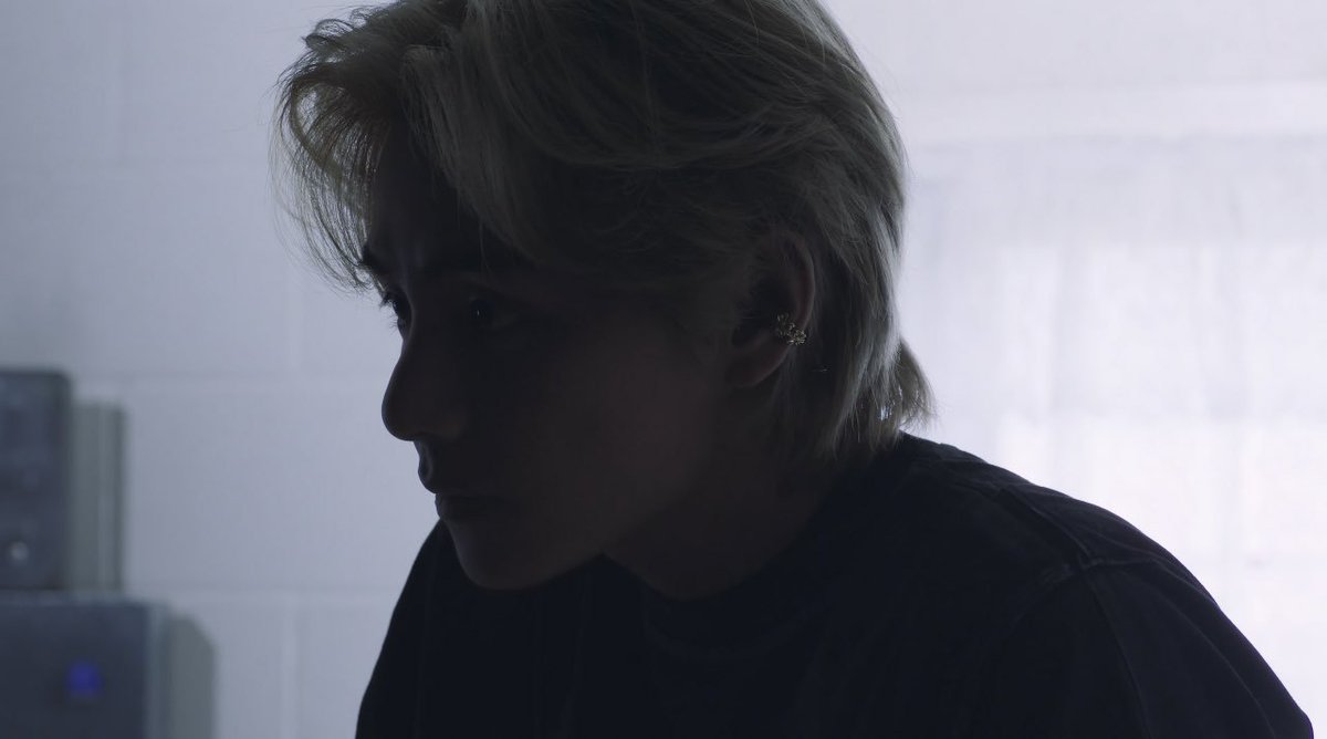 btsgaveme2wings's tweet photo. 🩷  | Promoción de LAYOVER — MV de Rainy Days.

Una vez más Kim Taehyung (V de @BTS_twt) ha sorprendido al mundo con el estreno de su 2NDO video musical seleccionado para la canción 'Rainy Days'. En tal video, él mostró las actividades que hacía en un 'día de lluvia'. https://t.co/8TxFH0Sd94