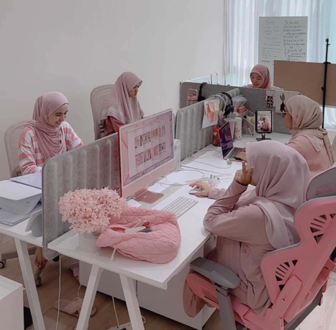 ImanAbdulRahim's tweet photo. “Kerja kat sini memang kena pakai pink ke?”

“Yes”

🤭🤭🤭 https://t.co/Hy8B6L2mkd