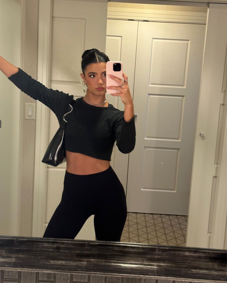 — Charli D’Amelio has just joined TINDER! 

       ♡ to know whether she    
        swipe left or right for you.

       ↻ to swipe RIGHT on her.

Leave a picture in the comments to see if you get a match.💋