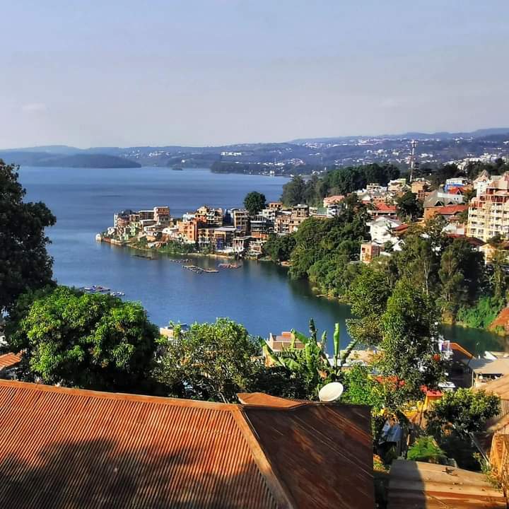 📌Coup de cœur pour cette ville de #BUKAVU💓 Sa vue de loin fait vibrer le cœur. Faites cette expérience également, c'est un petit paradis qui se trouve en#RDC
#Tourisme à l'Est
#Visitkivu
#Rumbaincongo