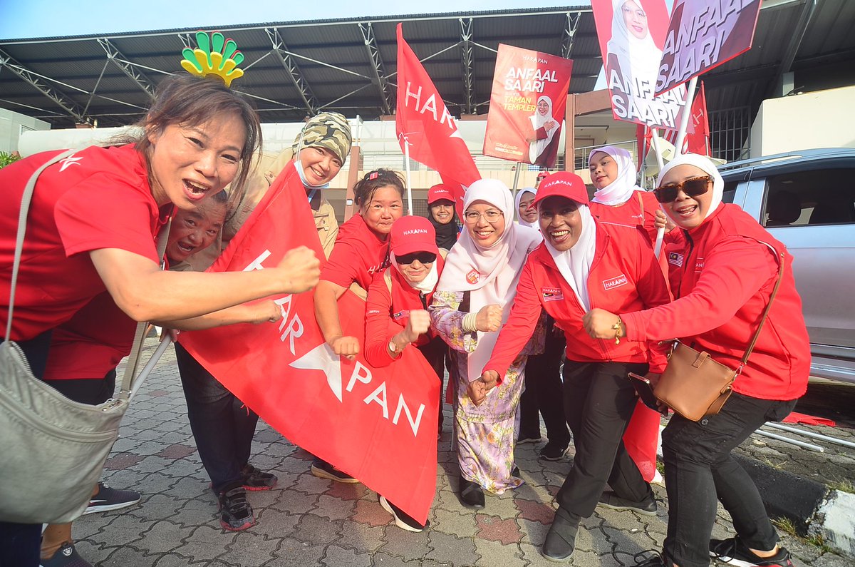 anfaalsaari's tweet photo. 10 Ogos 2023 - Flashmob bersama pasukan Harapan dan Barisan Nasional Selayang di Stadium Selayang. Kami mengedarkan bendera sempena bulan kemerdekaan, flyers dan majalah Selangor. Jangan lupa semua untuk keluar mengundi esok. Undi calon no. 2 DUN Taman Templer ✌️

#Anfaal4Templer 
#KitaSelangor 
#ArusMerahKuning 
#PerpaduanSelangor 
#MalaysiaMADANI 
#PerpaduanREADY 
#RahmahUntukTempler