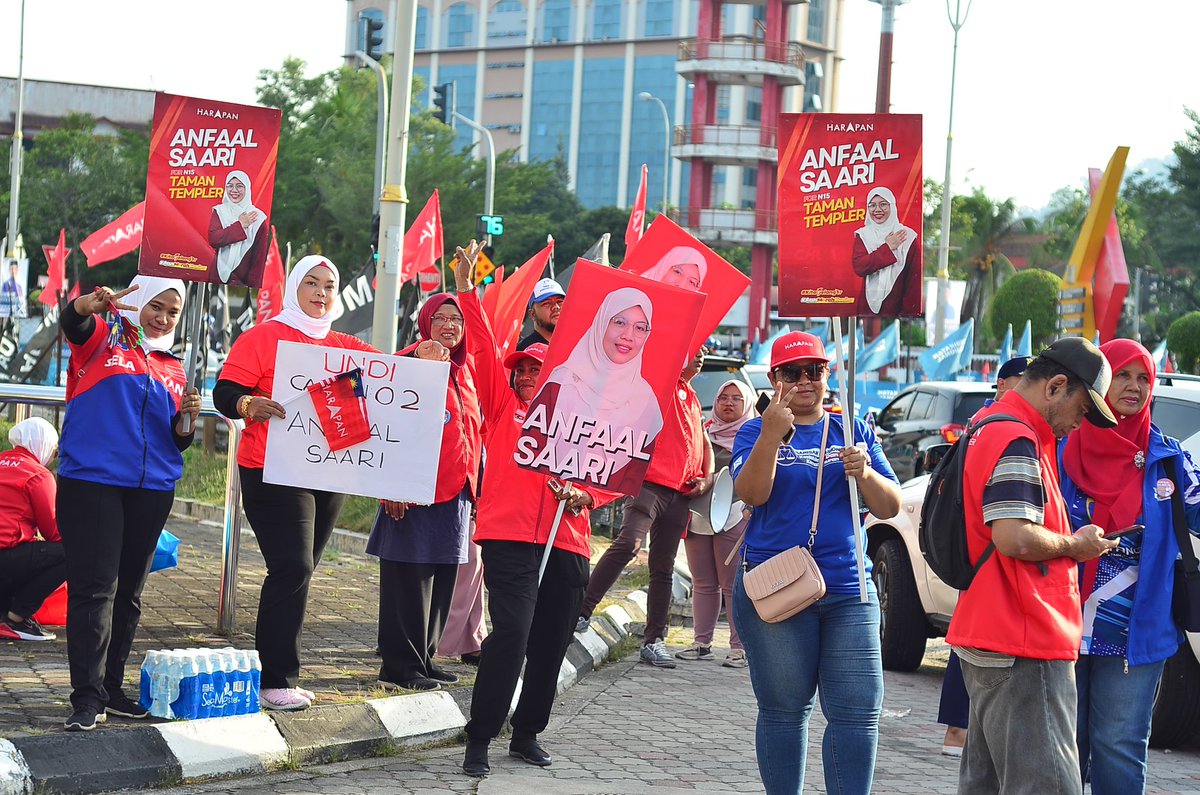 anfaalsaari's tweet photo. 10 Ogos 2023 - Flashmob bersama pasukan Harapan dan Barisan Nasional Selayang di Stadium Selayang. Kami mengedarkan bendera sempena bulan kemerdekaan, flyers dan majalah Selangor. Jangan lupa semua untuk keluar mengundi esok. Undi calon no. 2 DUN Taman Templer ✌️

#Anfaal4Templer 
#KitaSelangor 
#ArusMerahKuning 
#PerpaduanSelangor 
#MalaysiaMADANI 
#PerpaduanREADY 
#RahmahUntukTempler