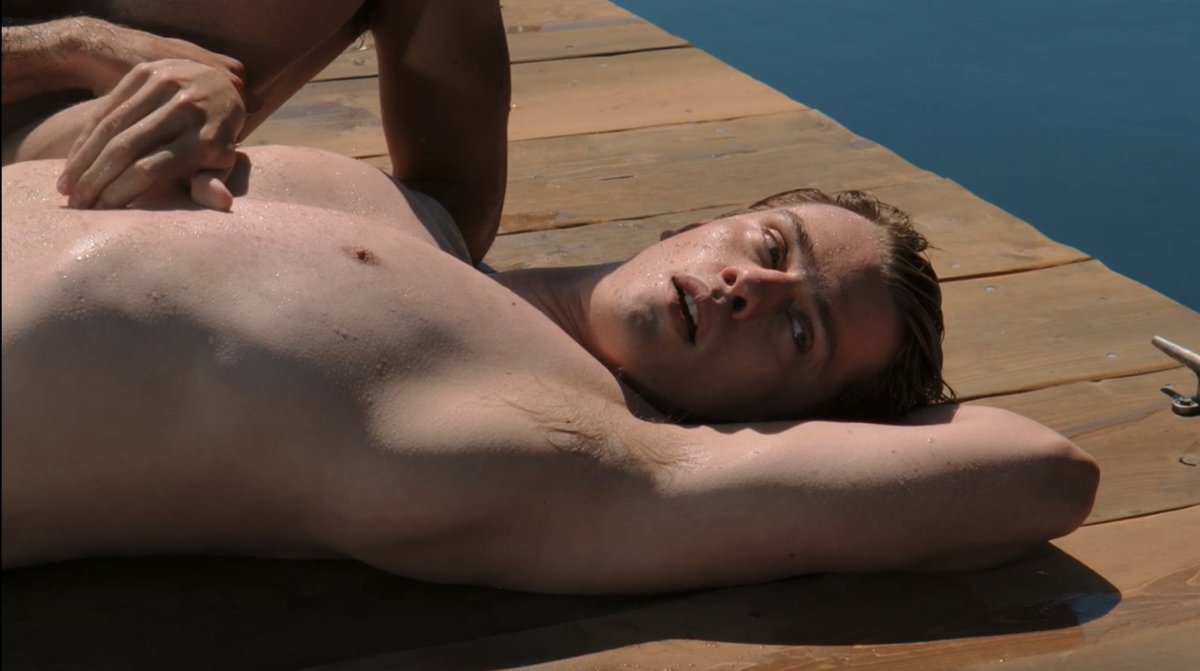 Eu não consigo explicar o que eu senti com a cena do lago. O Alex ali, prestes a se declarar, preparando o terreno, sendo mais e mais carinhoso, o Henry ouvindo tudo e percebendo onde o Alex queria chegar. Foi passando um filme na cabeça dele.. Tudo o que ele tentou evitar