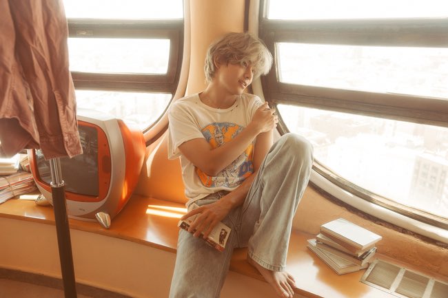 SimplyTulie's tweet photo. My heart i love him so much🥺🥺🥺🥺💜💜💜
#V_Layover https://t.co/ZiUvnF7znl