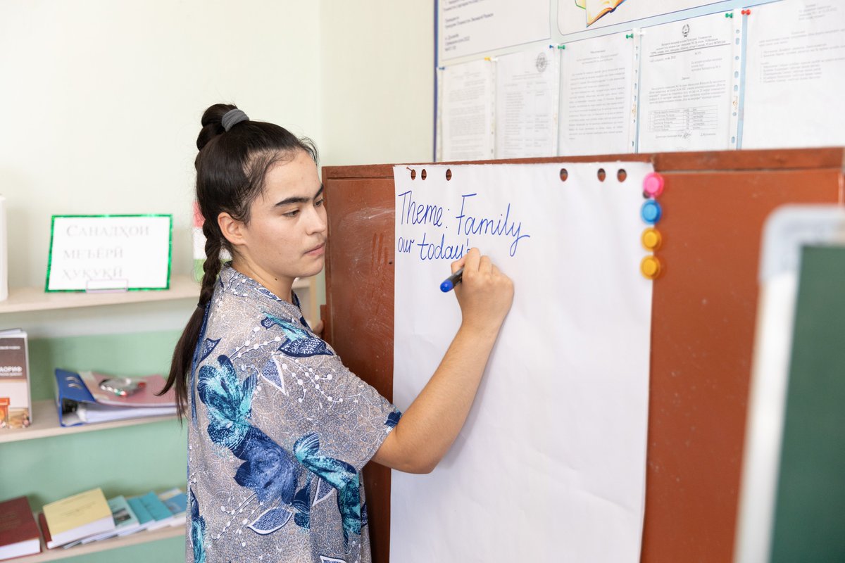 unicef_tjk's tweet photo. Farahnoz, 18, from #Asht, engaged w/ the #local #education department to get support &amp; provide English language lessons for 100 students in her village.

@UnicefTajik empowers #youth to engage positively with local authorities &amp; work together to address issues that affect them. https://t.co/RshwqCnG6o