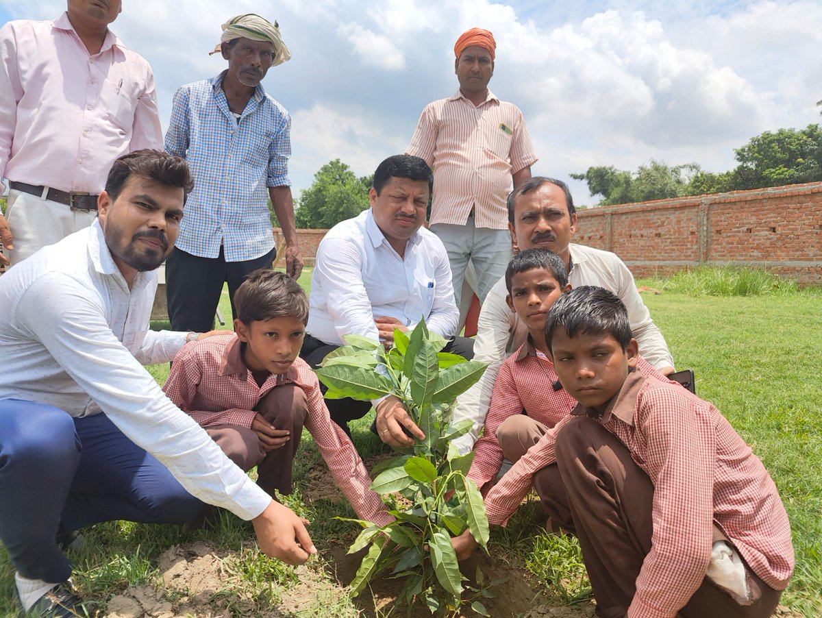 BsaKushinagar's tweet photo. #MeriMatiMeraDesh #TreePlantation https://t.co/67q0m1n3oD