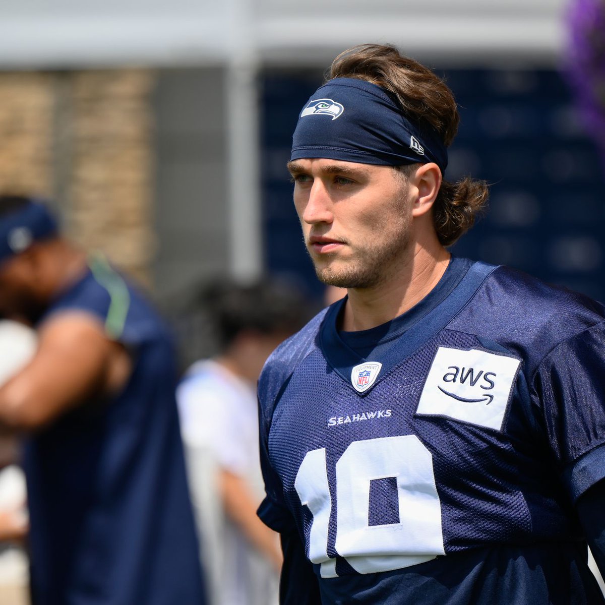 HawksOwnTheWest's tweet photo. Anonymous Vikings player on Jake Bobo: 

“He walked in our locker room &amp; walked right by me. And I’m like, what the hell is he coming in our locker room for? 

And he walked by me &amp; he tapped Andrew Booth on the leg, and said, ‘Lace ’em up, it’s gonna be a long f–-king game.” https://t.co/0Cer9zjDhE