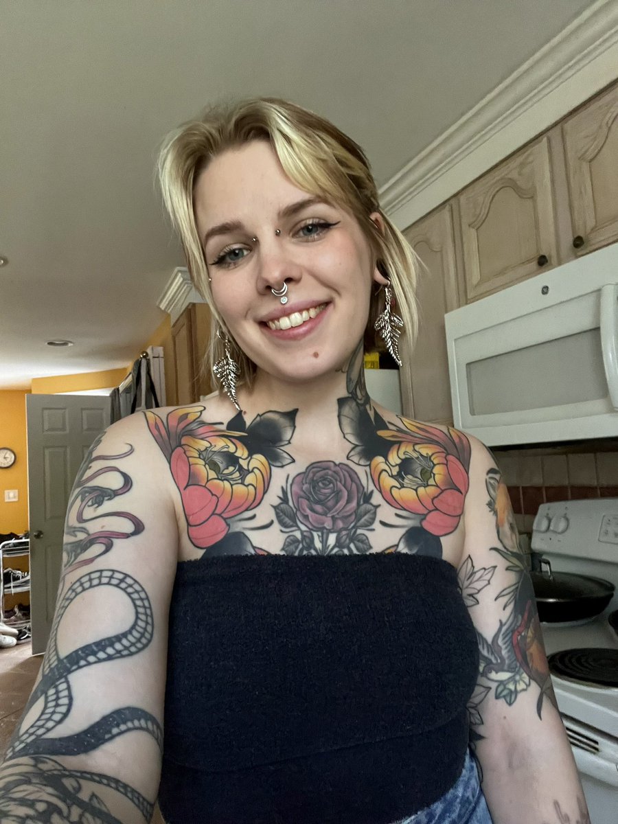 kayseeshuster's tweet photo. Haven’t posted my face in a bit I feel so https://t.co/a0b98lAV3Q