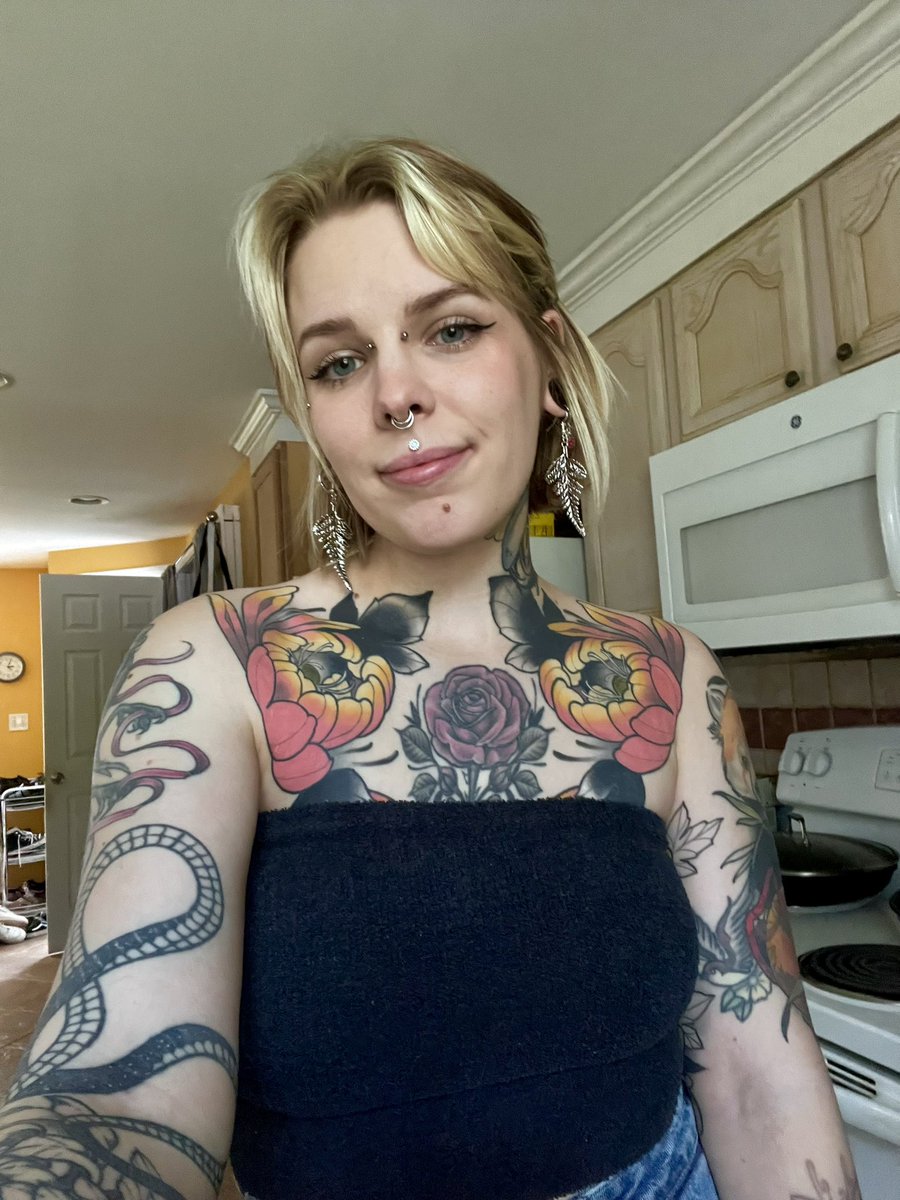 kayseeshuster's tweet photo. Haven’t posted my face in a bit I feel so https://t.co/a0b98lAV3Q