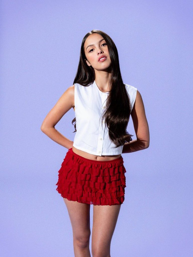 OliviaRodrigoHQ's tweet photo. 💋💌🖤💘 https://t.co/cM7h3bYPTA