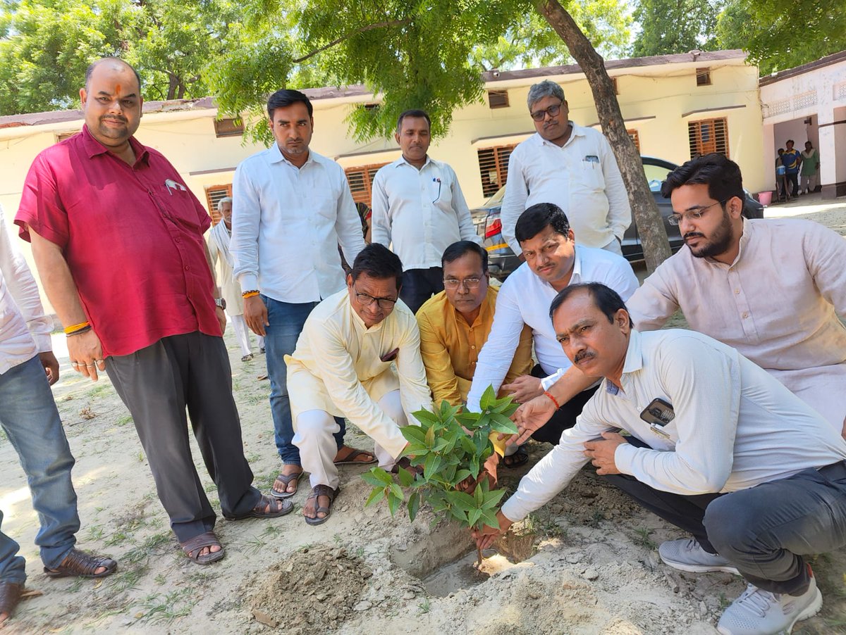 BsaKushinagar's tweet photo. #MeriMatiMeraDesh #TreePlantation https://t.co/67q0m1n3oD